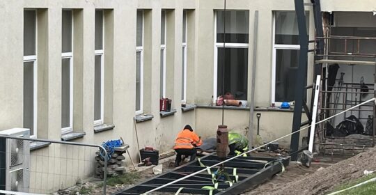 Foto - w budynkach przy ul Krakowskiej i Cukrowej trwa montaż wind.